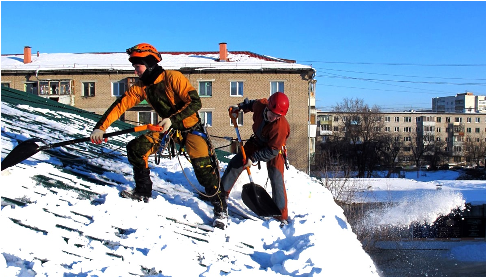 О мерах безопасности и  основных требованиях охраны труда при проведении работ на высоте при очистке крыш и покрытий зданий и сооружений от снега
